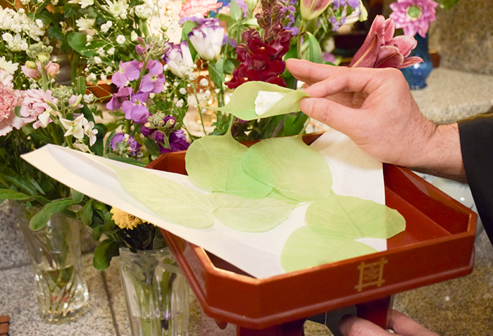 いつでもお参りできるように、パウダー化したお骨の一部を菩提樹(ボダイジュ)の葉に包み慈母観音像の台座に納め、胴骨を散骨する。